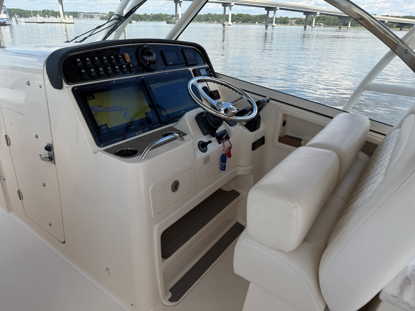 2017 Grady-White Freedom 335